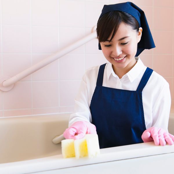 東京のハウスクリーニング業者・掃除ベンリが浴室の頑固な汚れを落とします